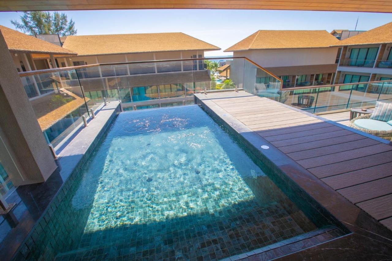 Family Jacuzzi Suite Pool View