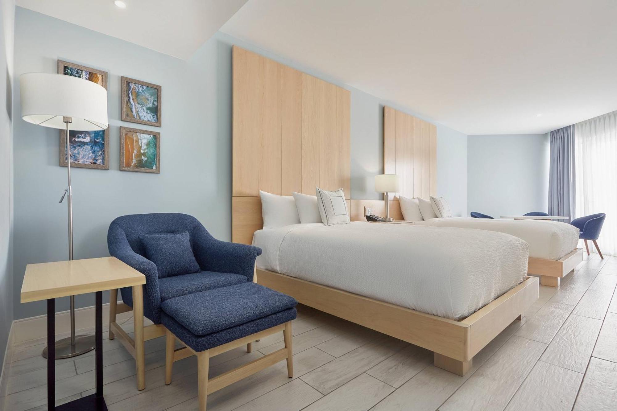 Quarto Queen com Duas Camas Queen-size e Vista para a Piscina