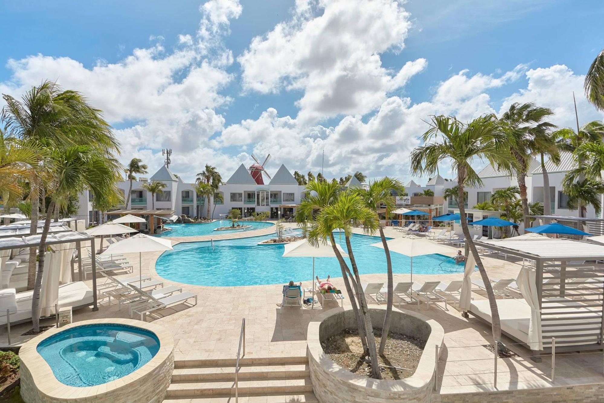 Quarto com Cama King-size, Vista da Piscina e Varanda