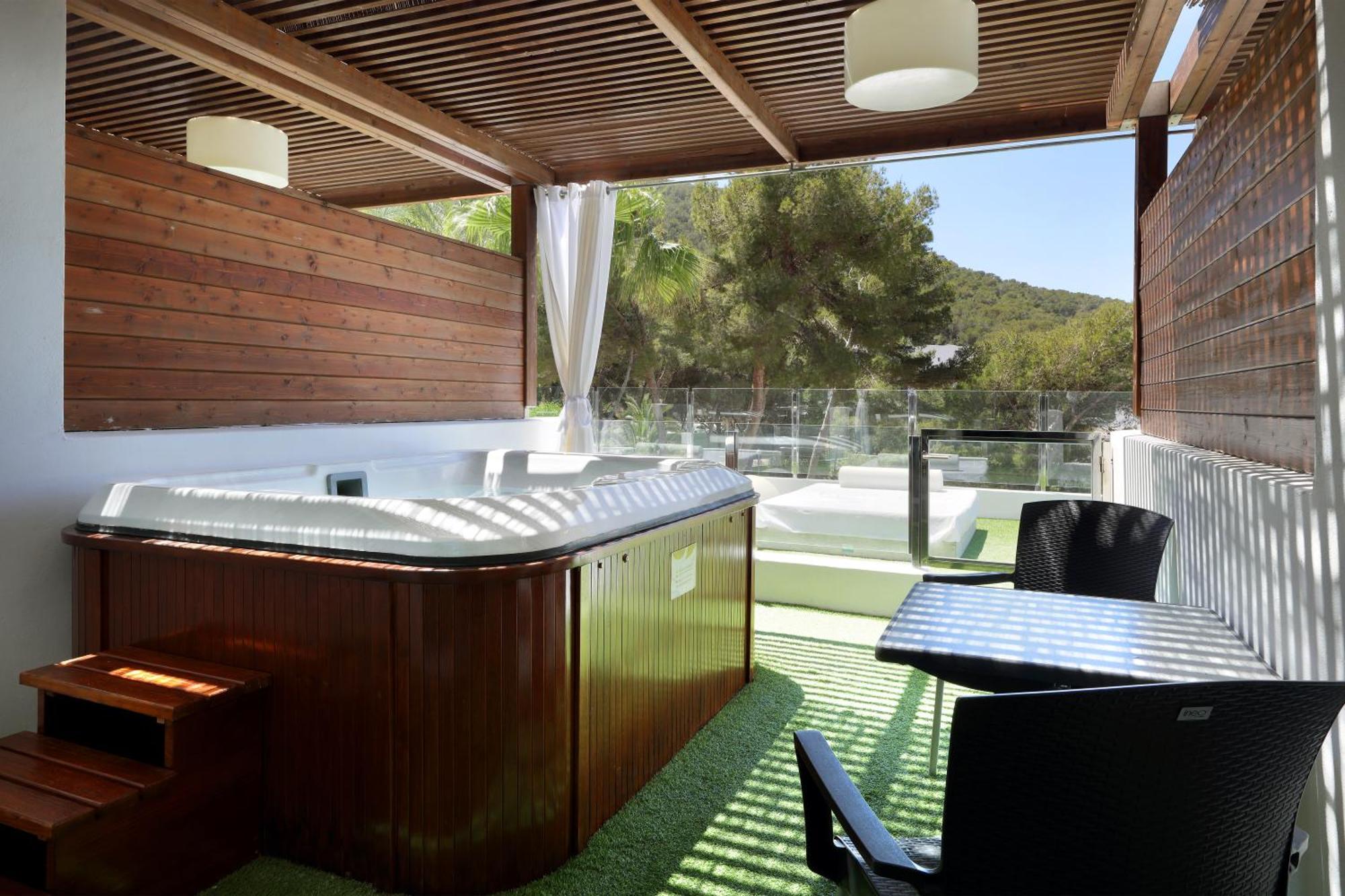 Deluxe Double Room with Jacuzzi and Terrace,1272430111:JPEG