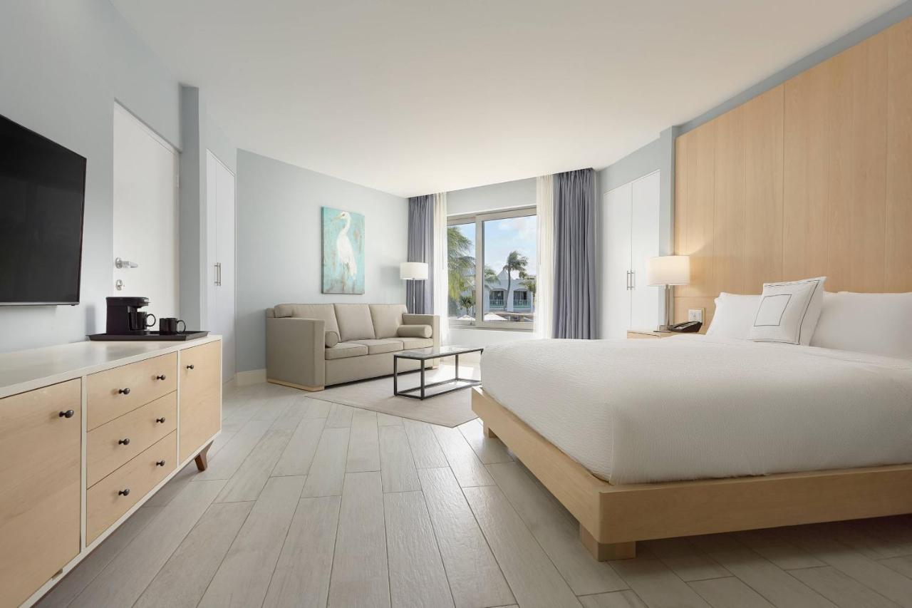 Quarto King com Sofá-Cama e Vista da Piscina