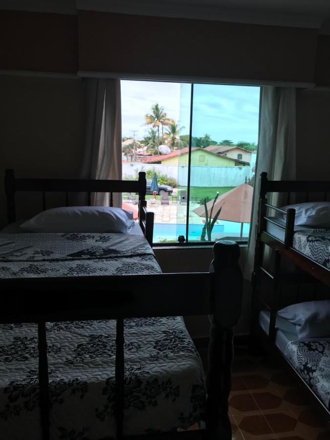 Quarto com 2 Camas de Solteiro e Vista da Piscina