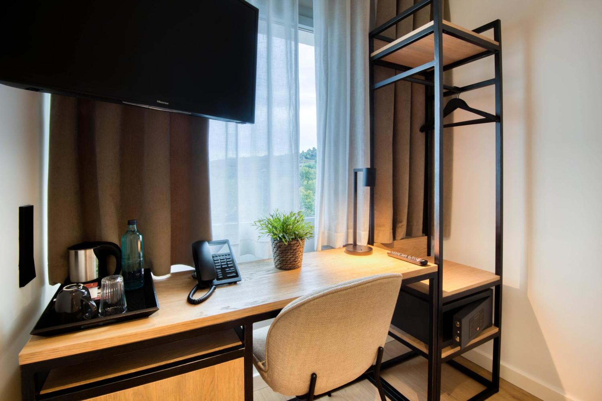 Small Single Room,1541220712:JPEG