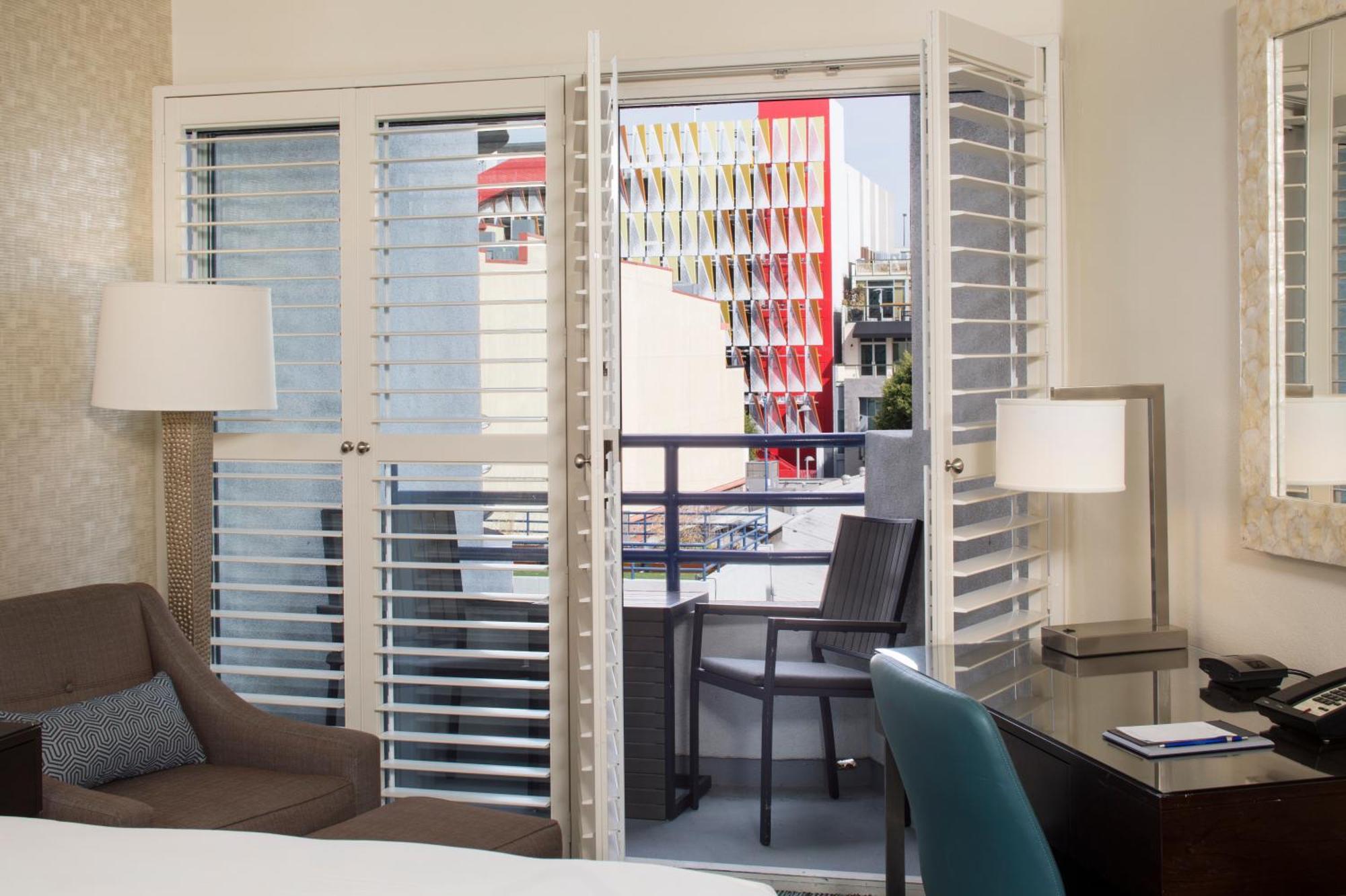 Standaard Kamer met 2 Tweepersoonsbedden en Balkon