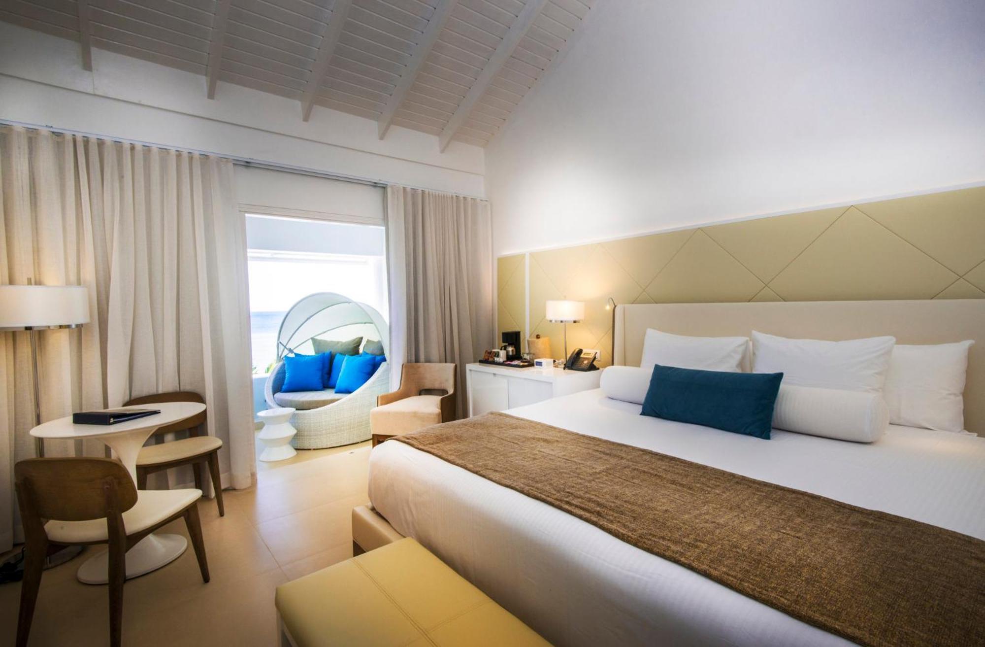 Quarto Deluxe com Acesso Direto à Piscina