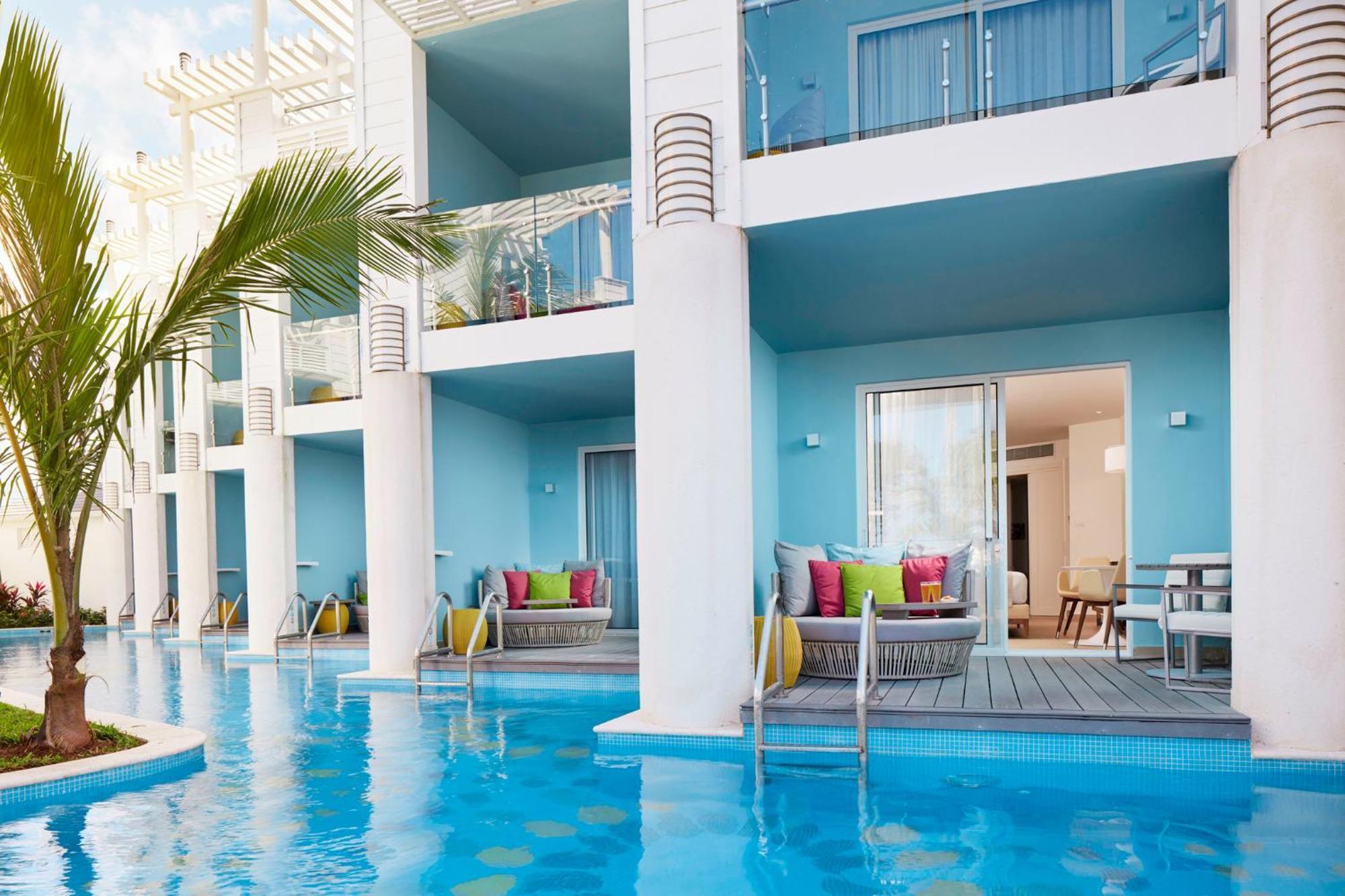 Suíte Premium com Acesso Direto à Piscina e Vista Mar