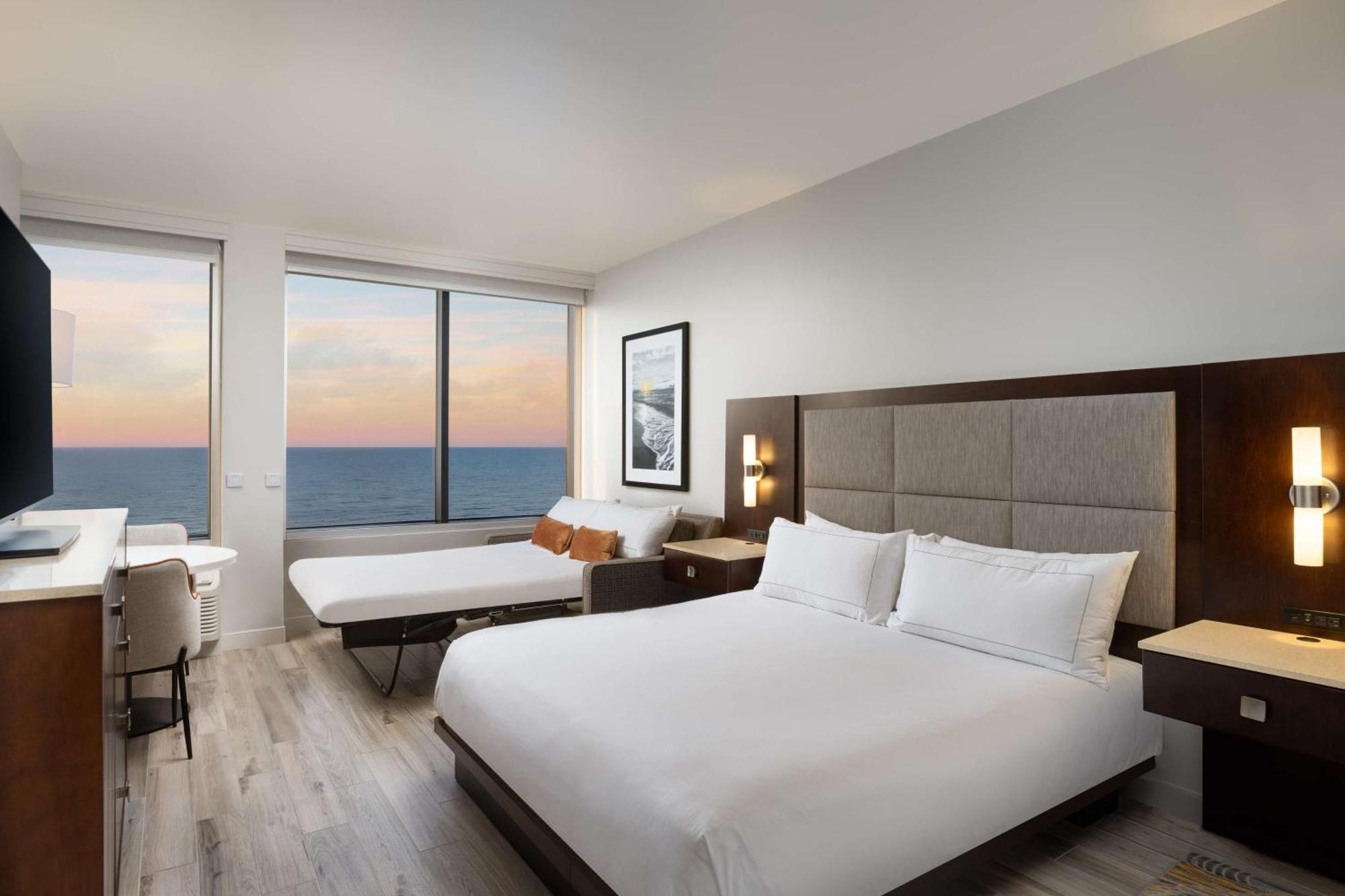 Deluxe King Room - Mobility Accessible,1542426211:JPEG