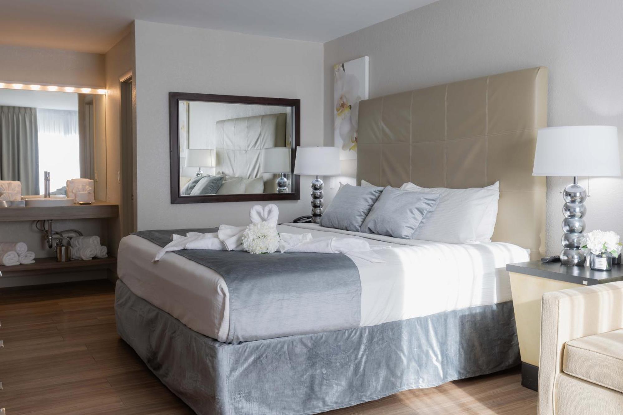 Elite King Room with Roll-In Shower - Mobility and Hearing Accessible/Non-Smoking