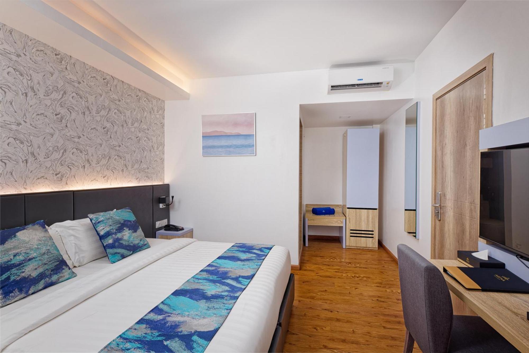 Standard Deluxe Room Excludes Window Access