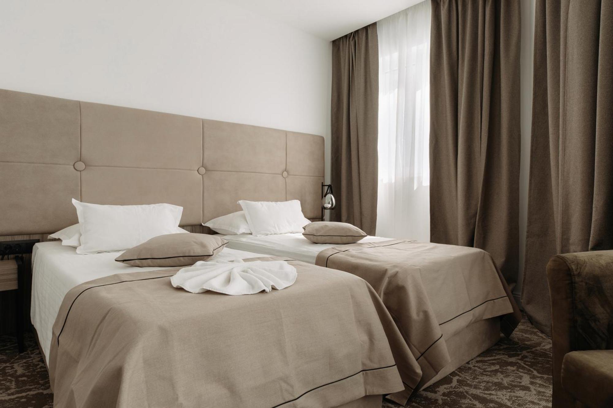 Deluxe Double Room with Balcony and Partial Sea View,1557080134:JPEG