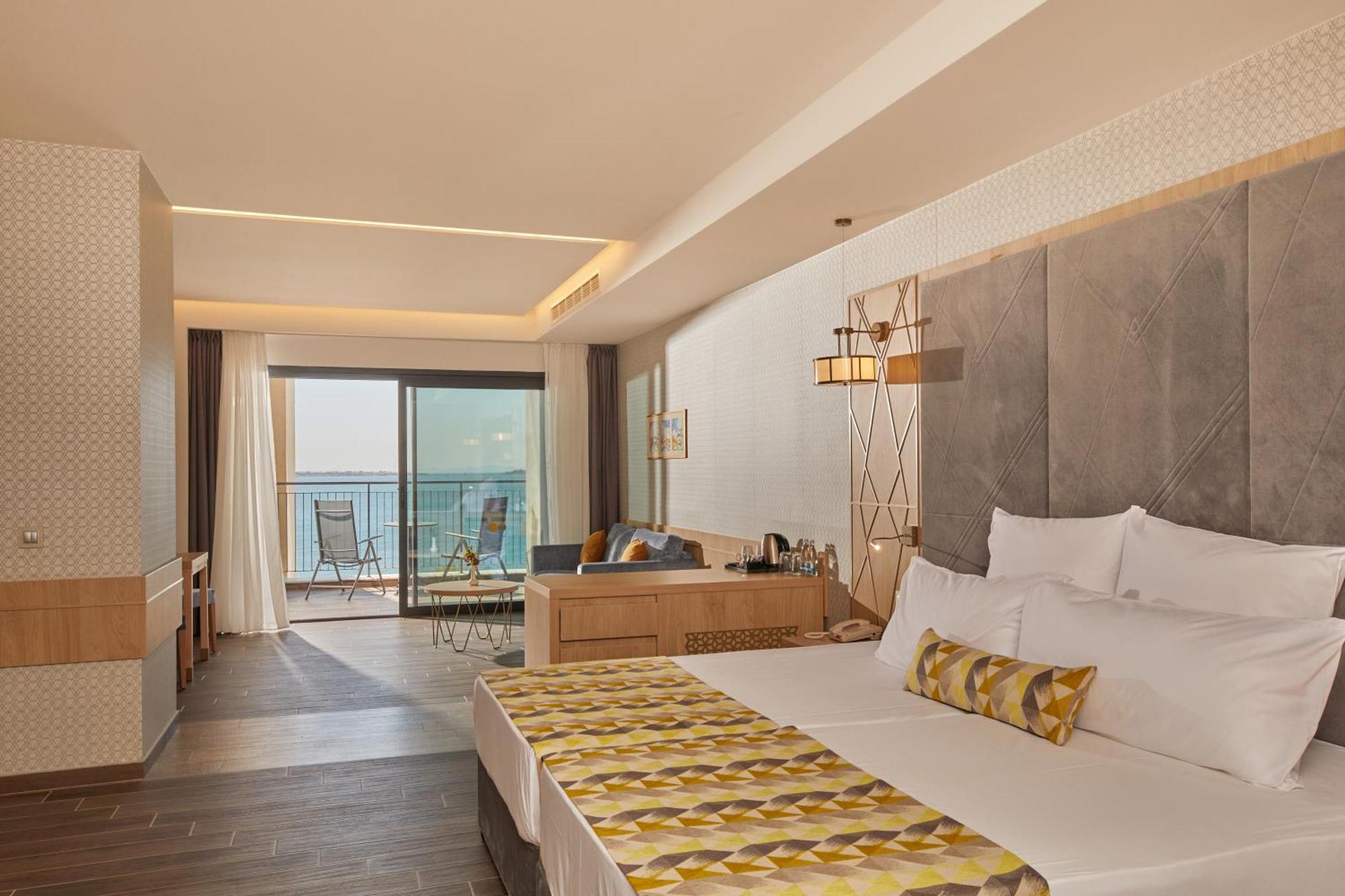 Junior Suite met Frontaal Uitzicht op Zee