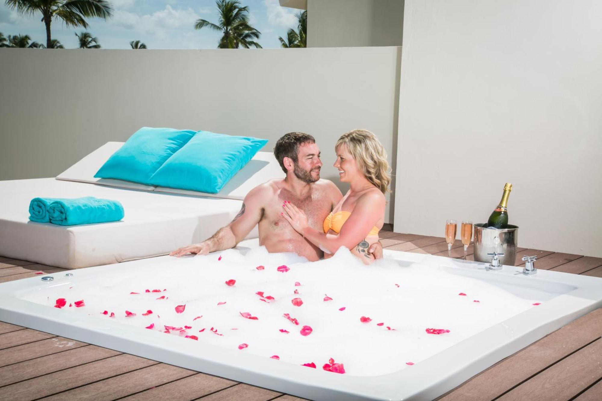 Suite Club Mirage au Dernier Étage avec Bain à Remous Extérieur sur le Toit et Connexion Wi-Fi Gratuite - Vue sur Horizon - Réservée aux Adultes de 18 Ans et Plus