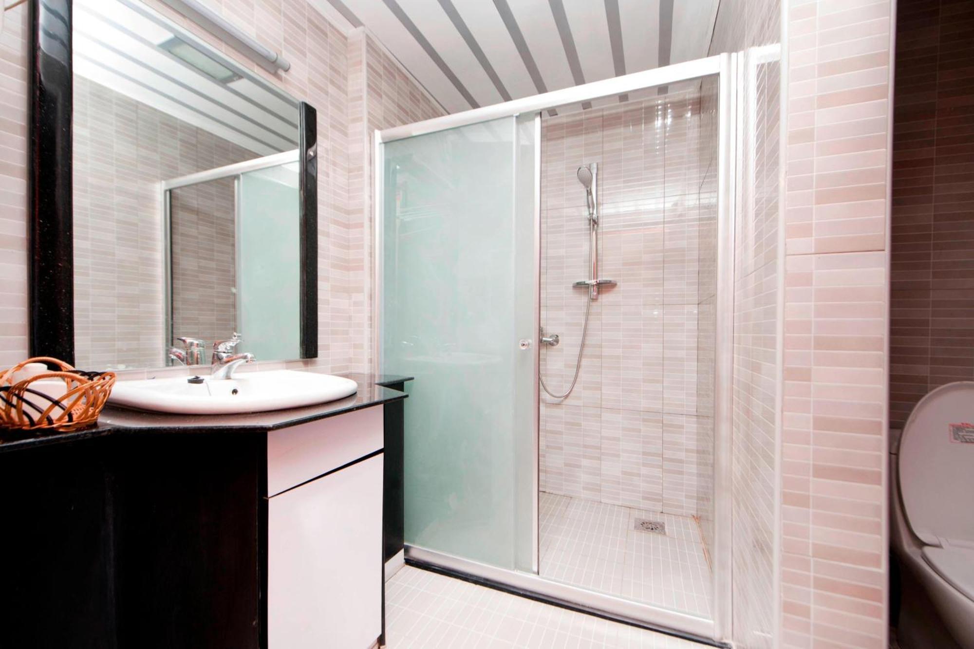 Standard Queen Room with Airport View