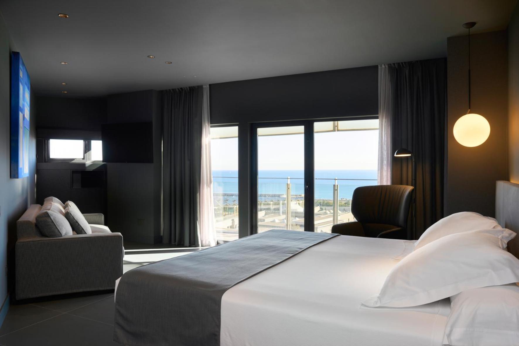 Deluxe tweepersoonskamer met balkon en uitzicht op zee