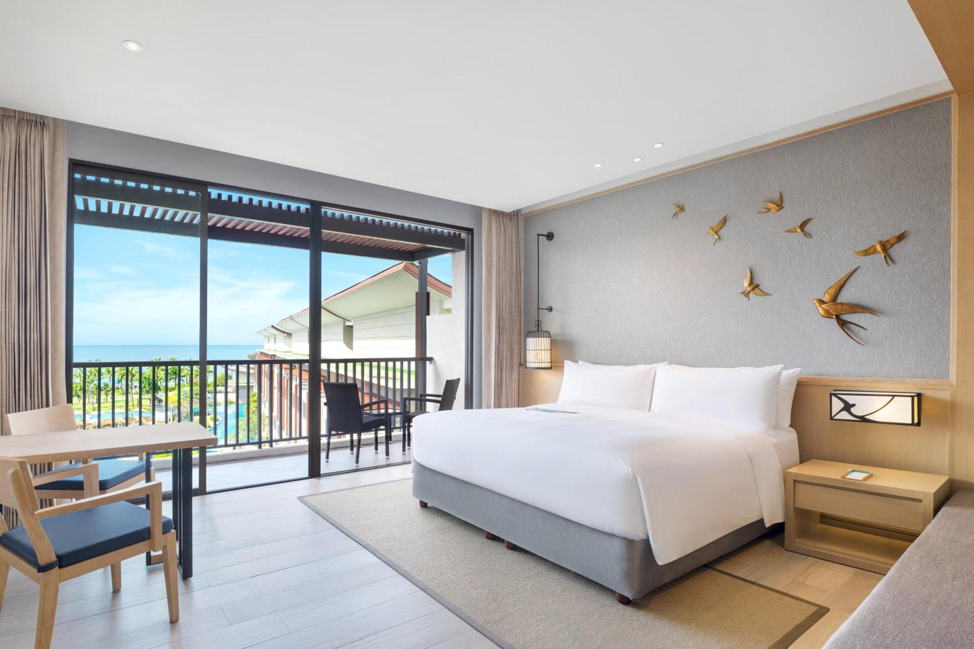 Large King Room Pool View