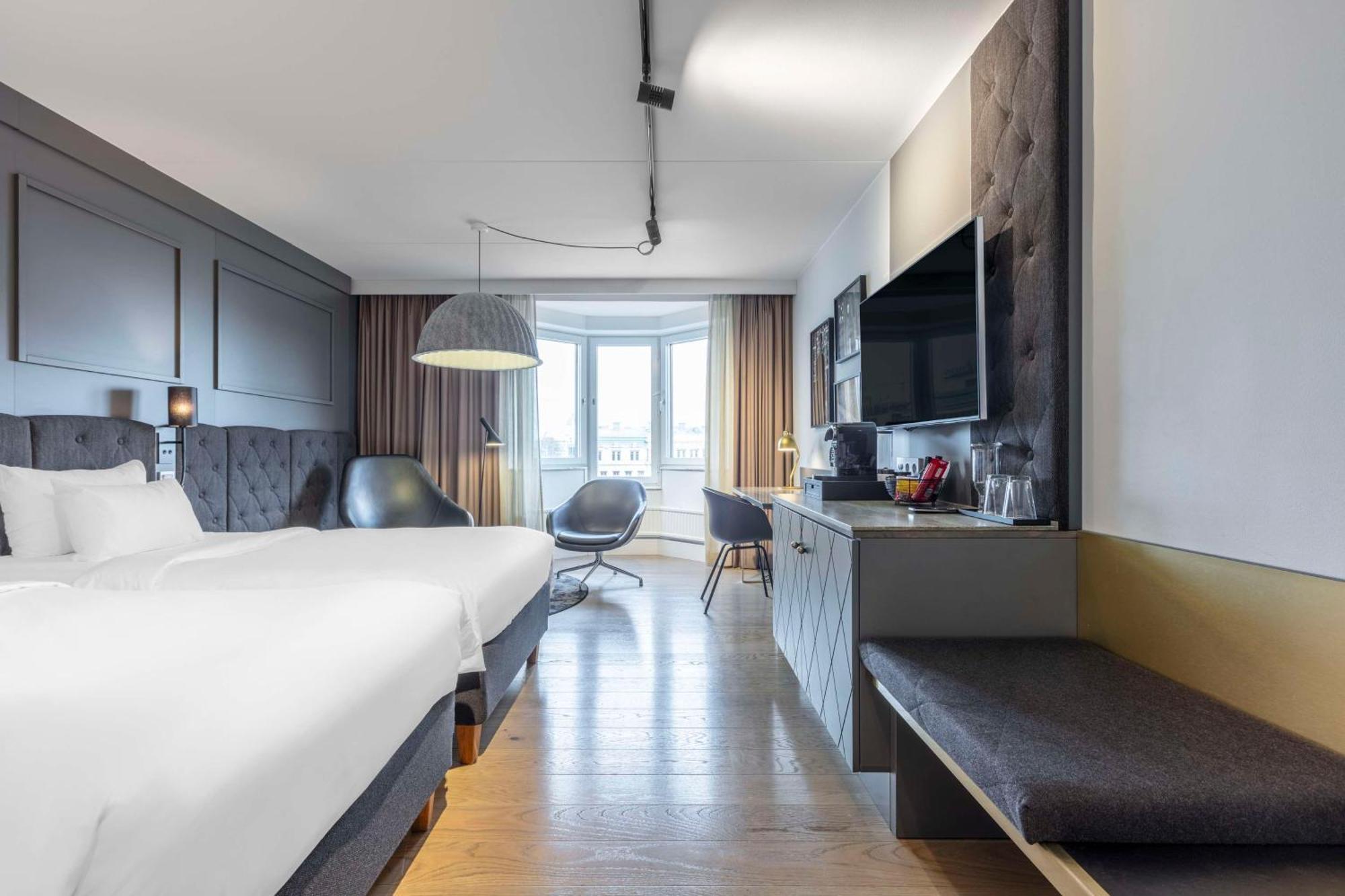 Chambre Exécutive - Vue sur Place - Pour Personnes de 25 Ans Minimum