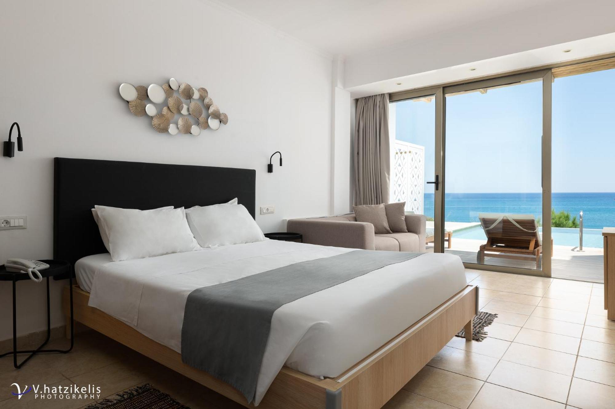 Camera Matrimoniale Deluxe con Vista Frontale sul Mare e Accesso Diretto alla Piscina
