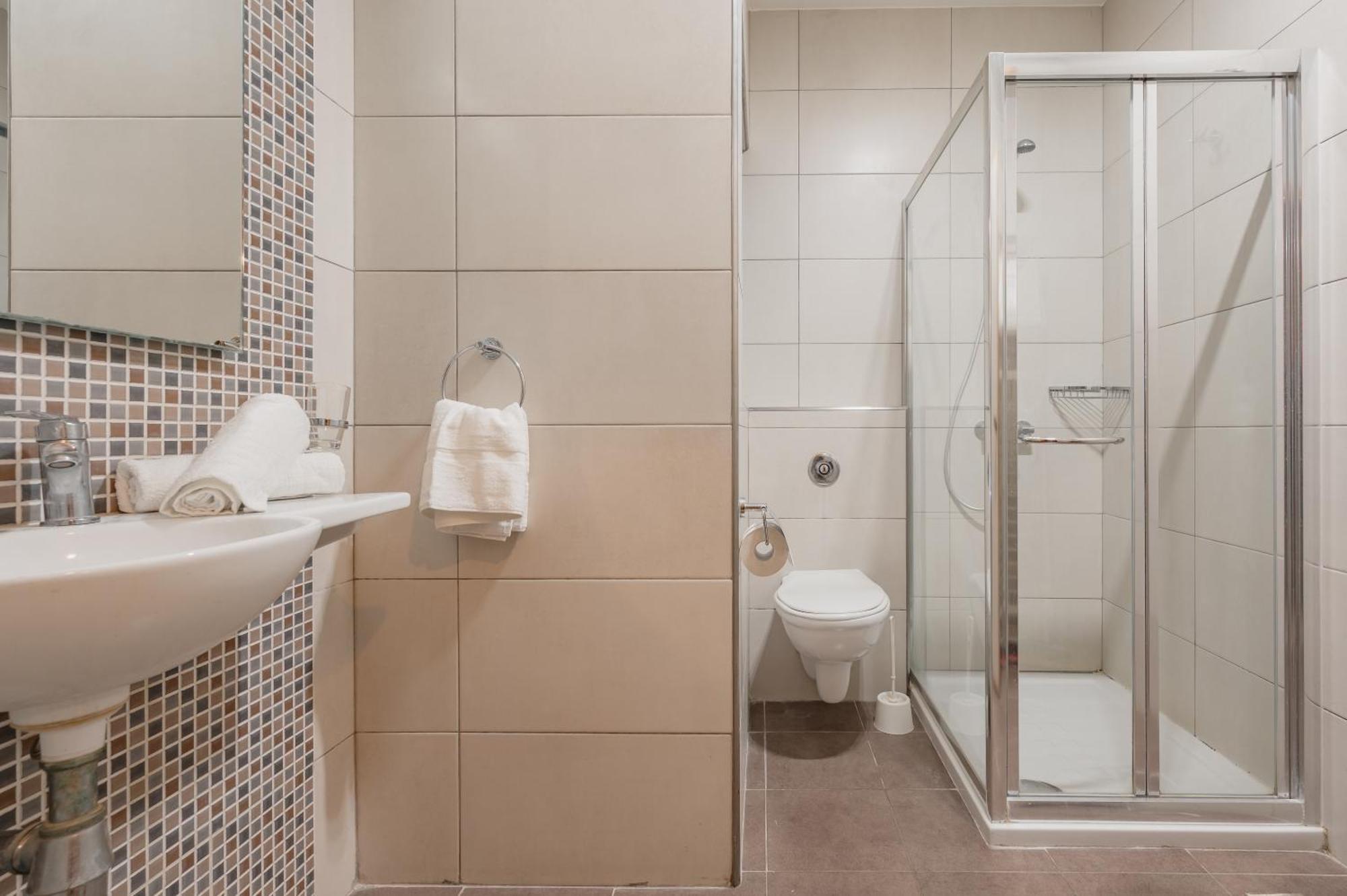 Camera Doppia con Letti Singoli con Vista Piscina