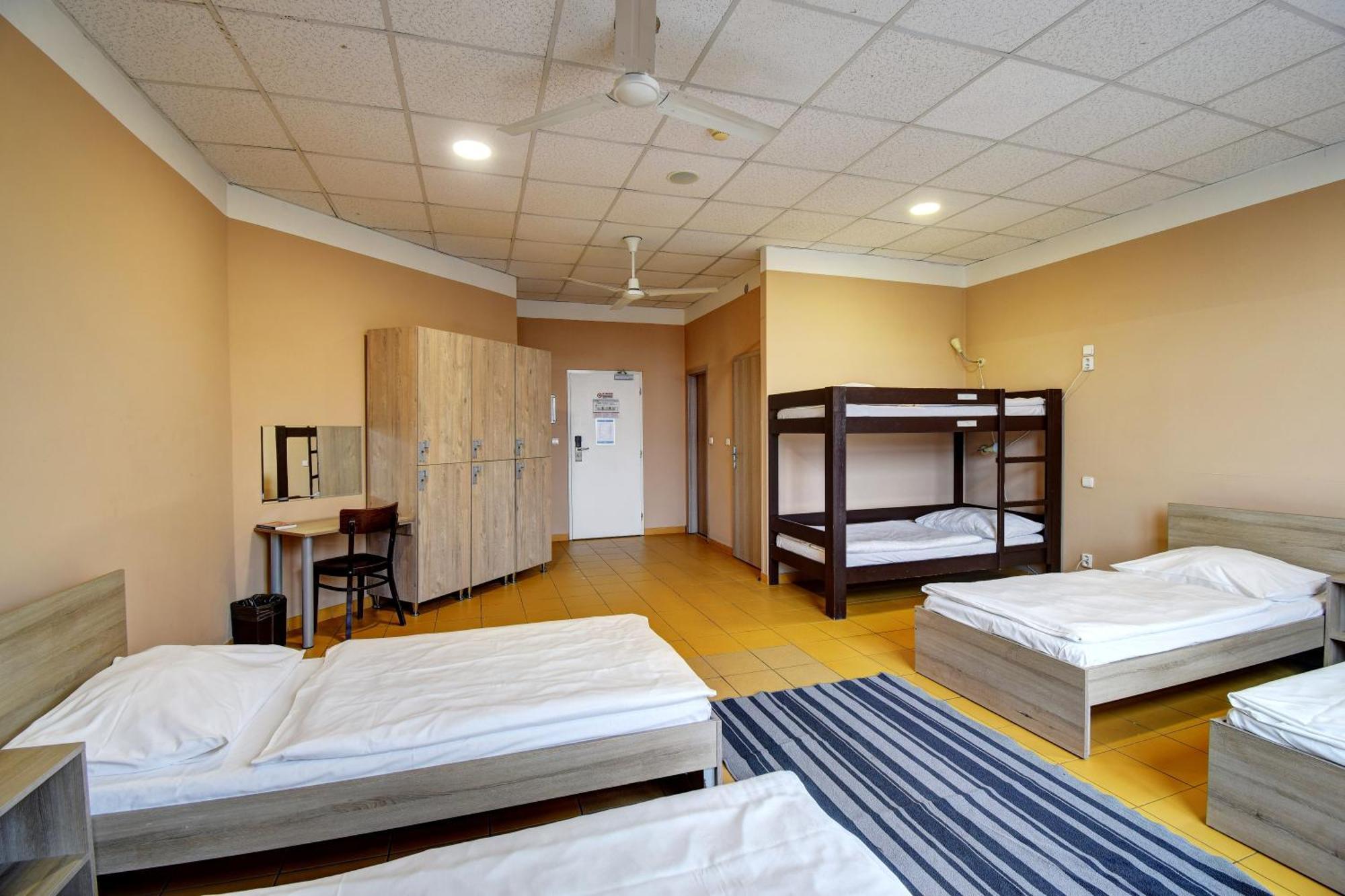 Bed in een Slaapzaal met 6 Bedden