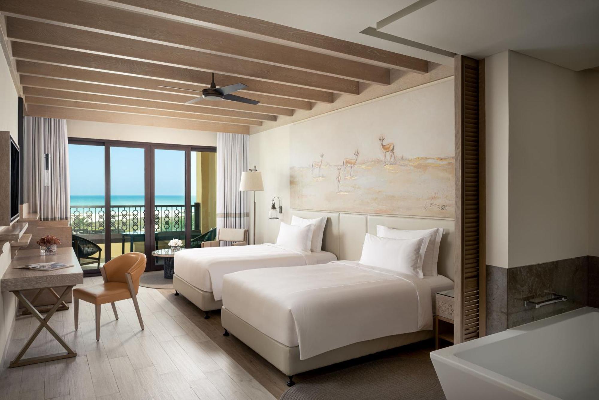 Habitación Doble con vistas al mar, acceso al salón y balcón - 2 camas