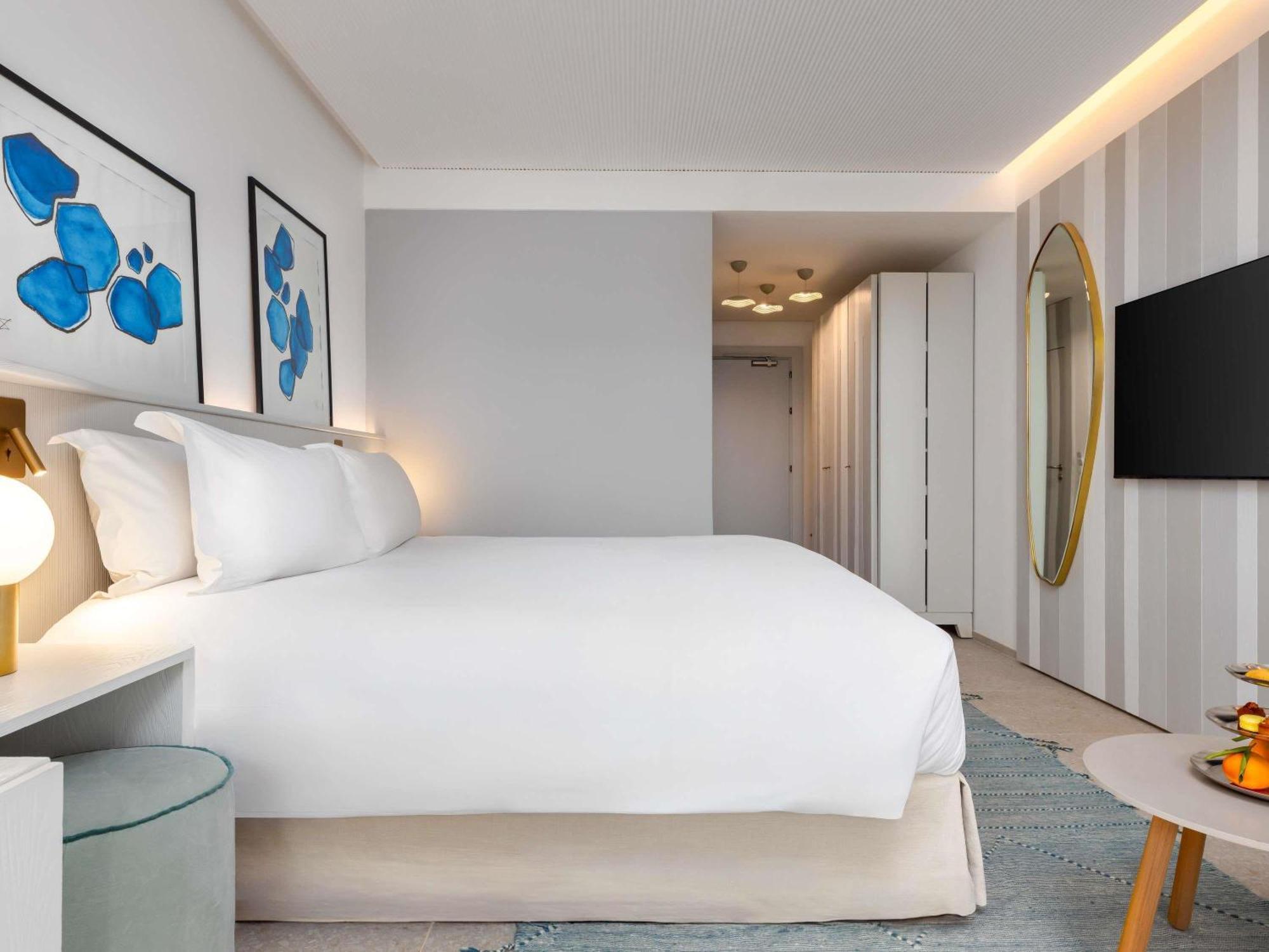 Habitación de lujo con cama grande y vistas al jardín