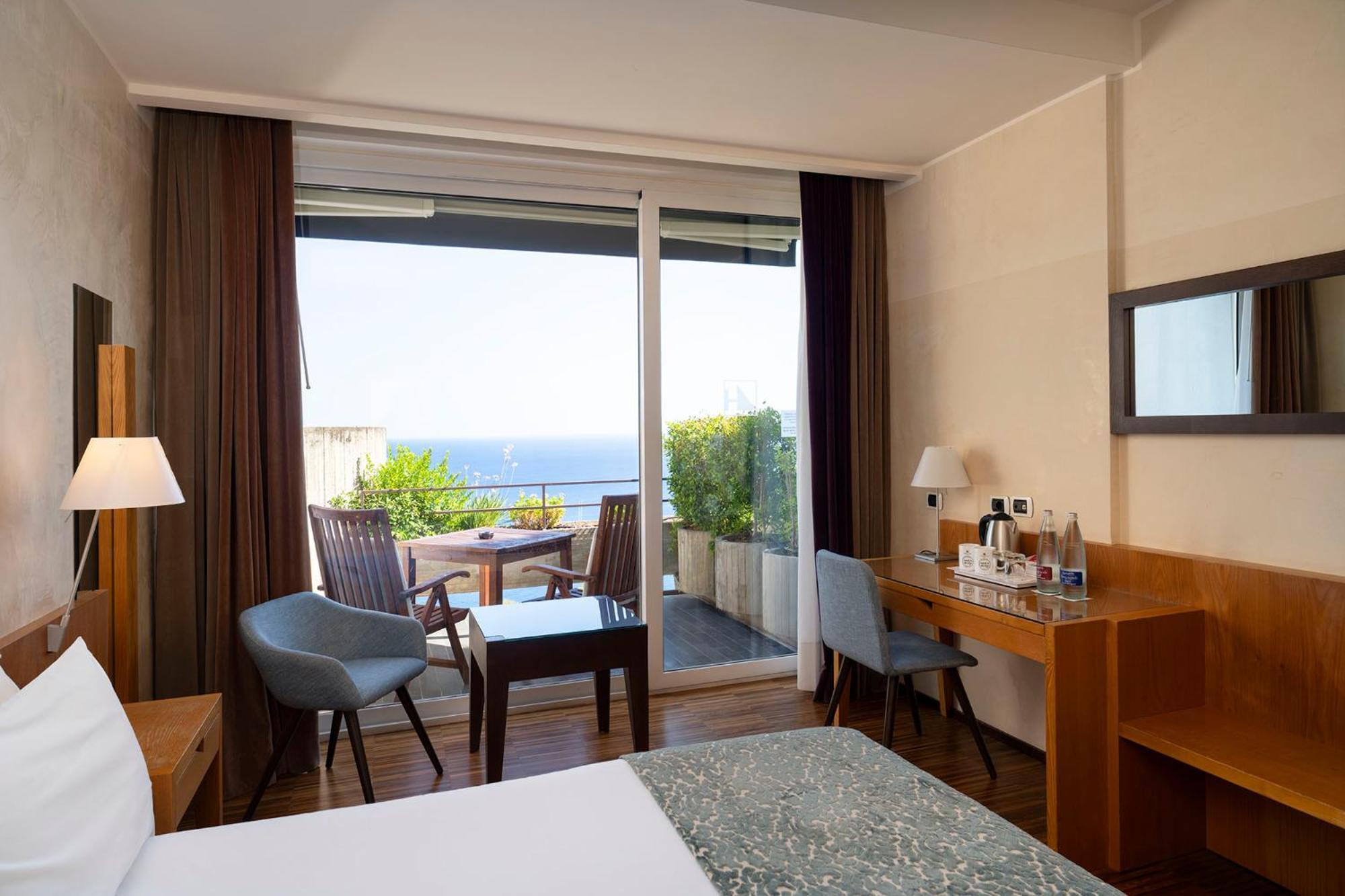 Double or Twin Room Superior Balcony Premium Sea View