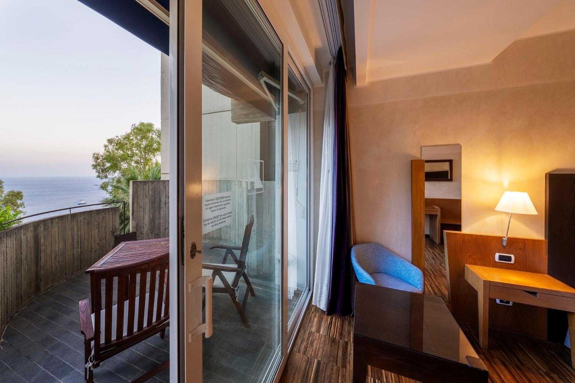 Double or Twin Room Side Sea View