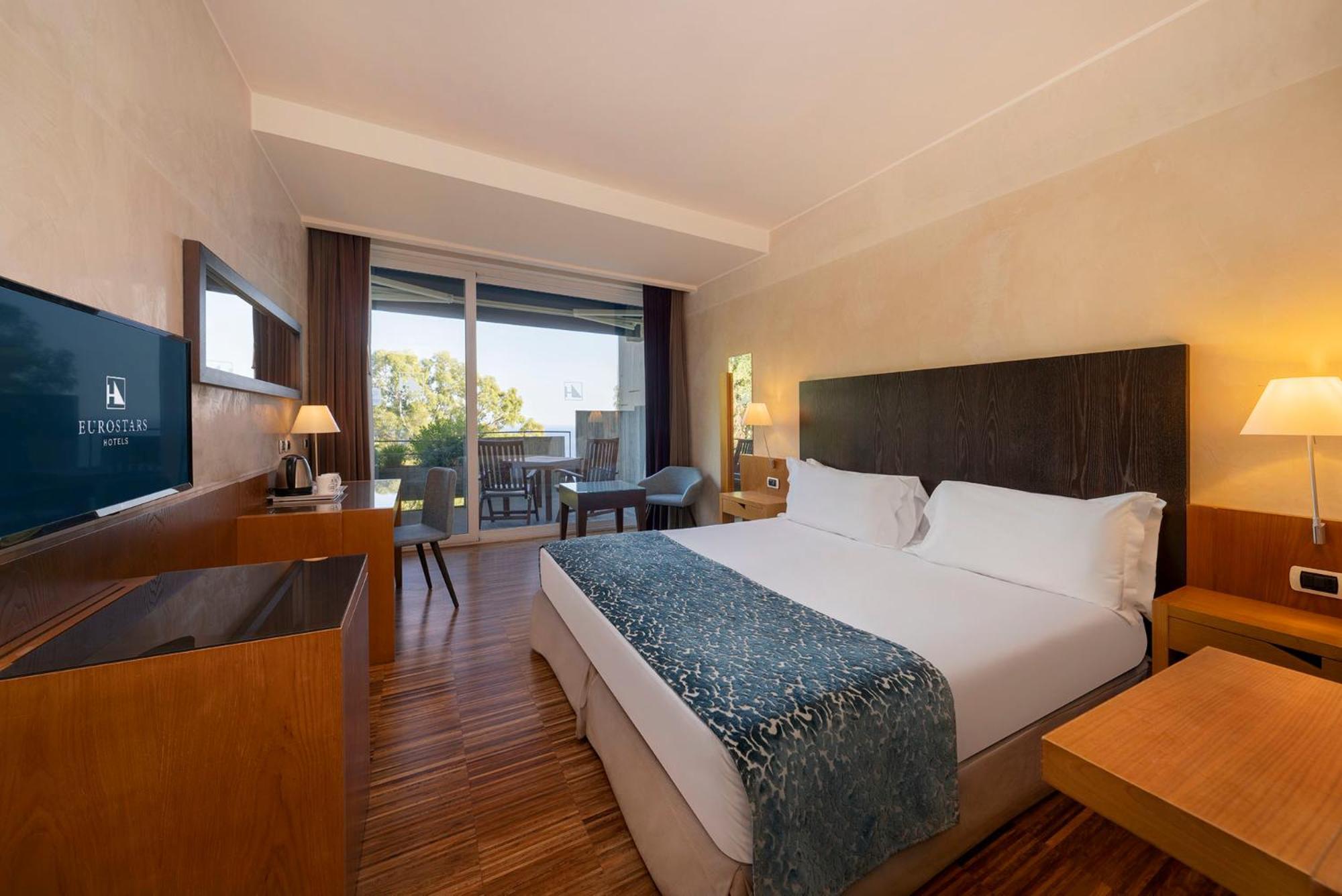 Double or Twin Room Side Sea View