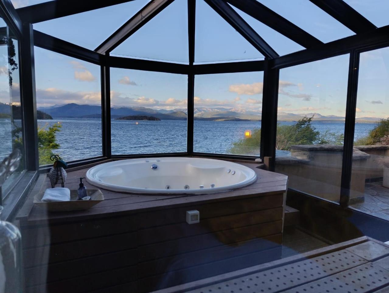 Deluxe Suite Spa Bath