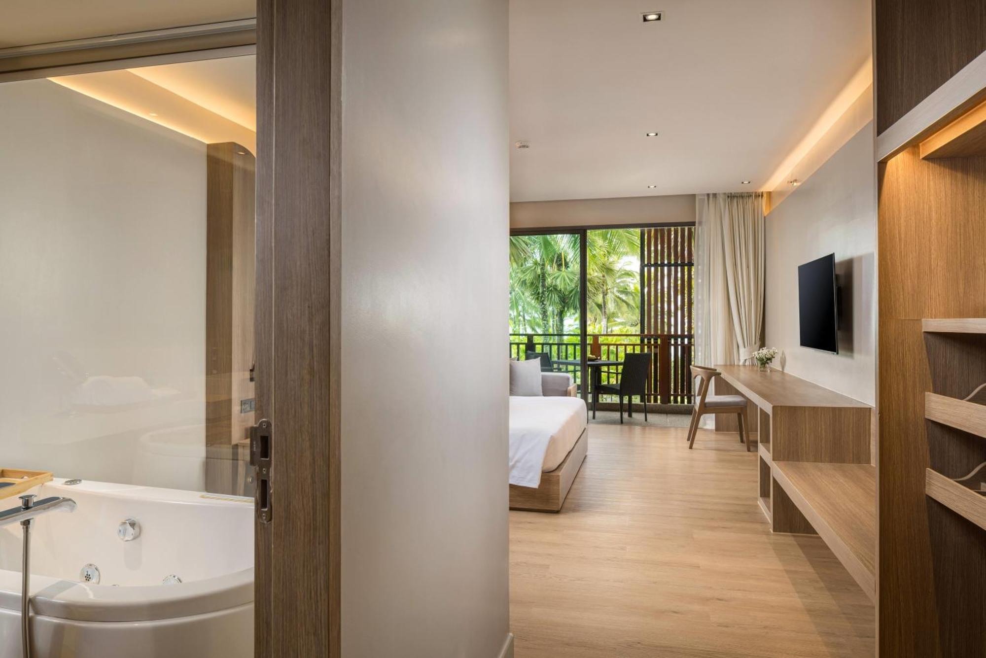 Deluxe King Lanai Room Jet Tub
