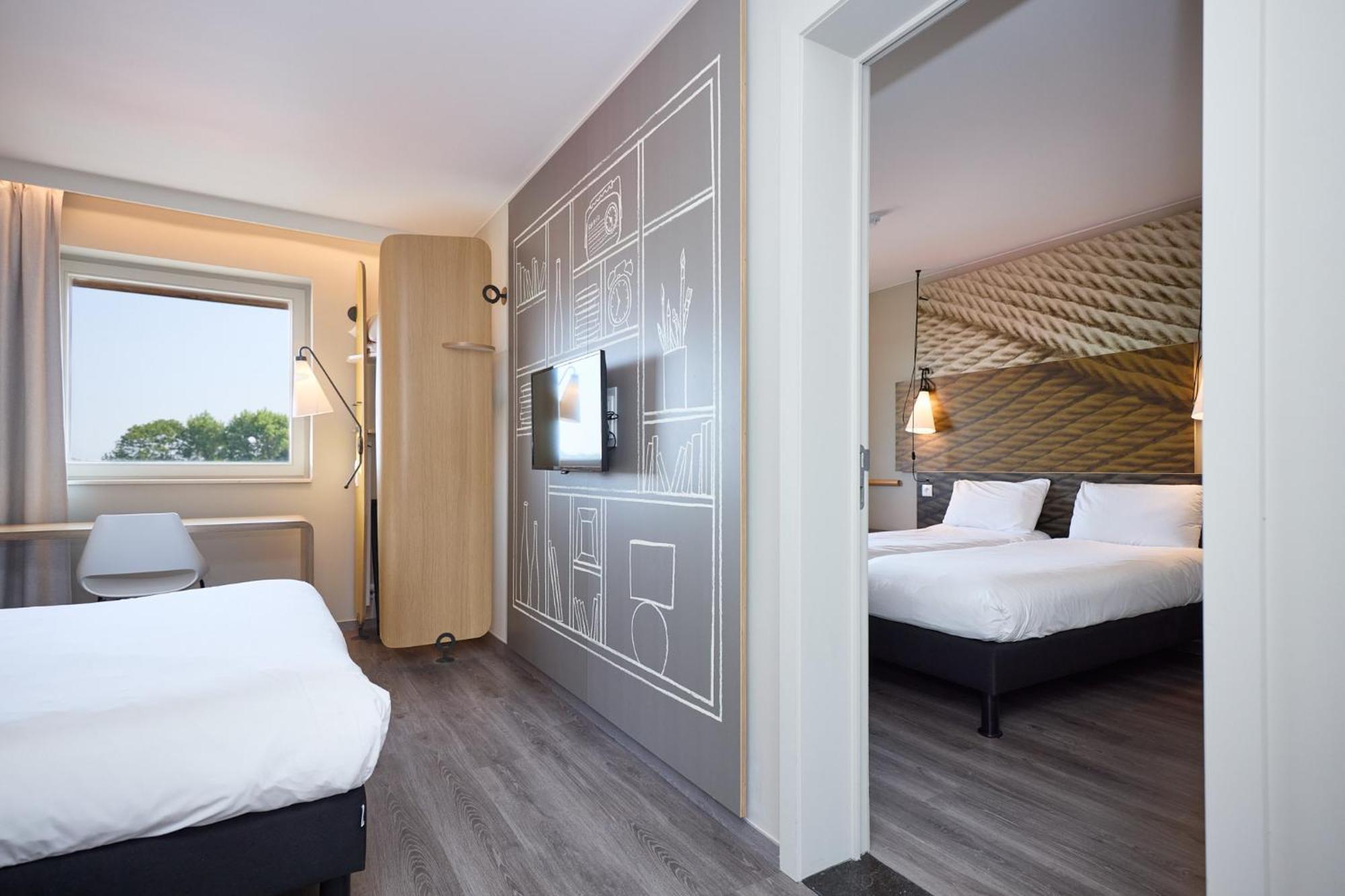 Standaardkamer met 1 Tweepersoonsbed en 2 Eenpersoonsbedden