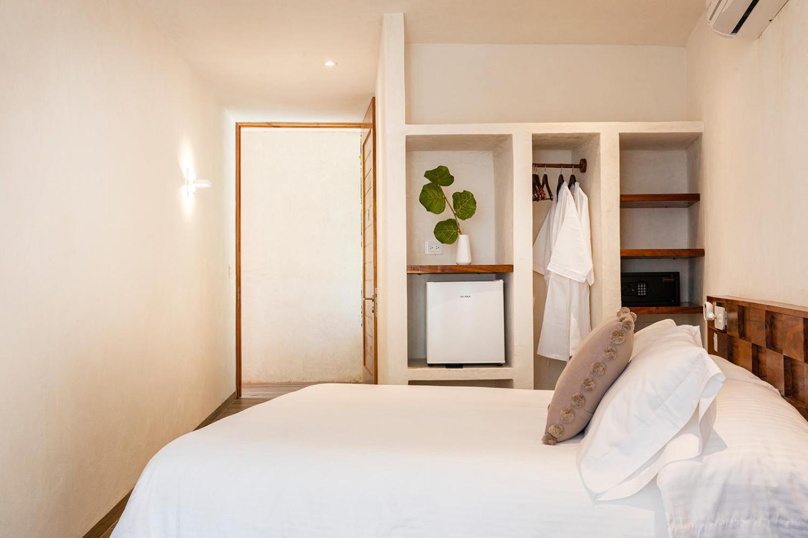 Deluxe Double Room with Side Sea View,1746949411:JPEG