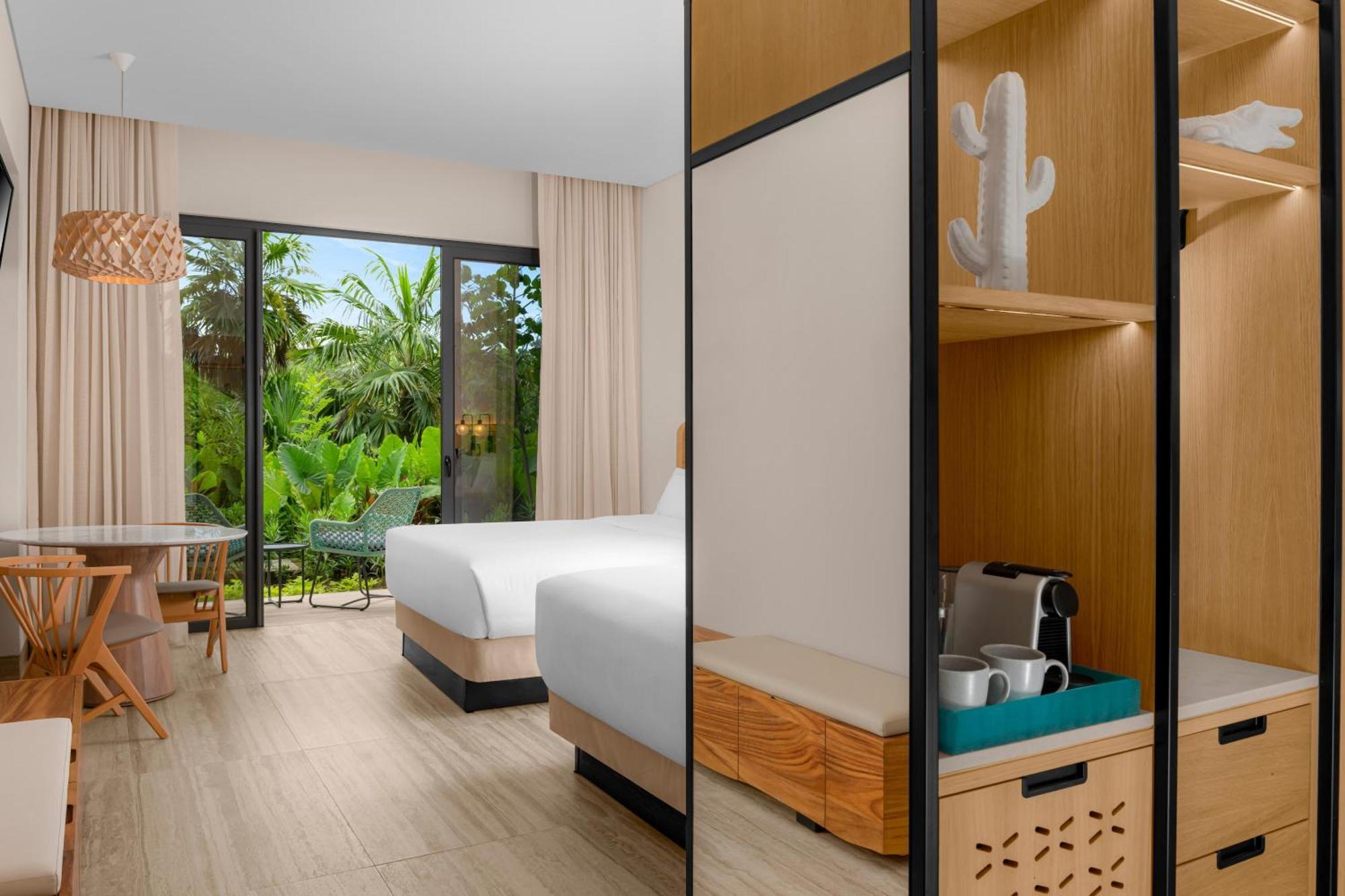 Quarto com Cama Queen-size e Vista do Resort