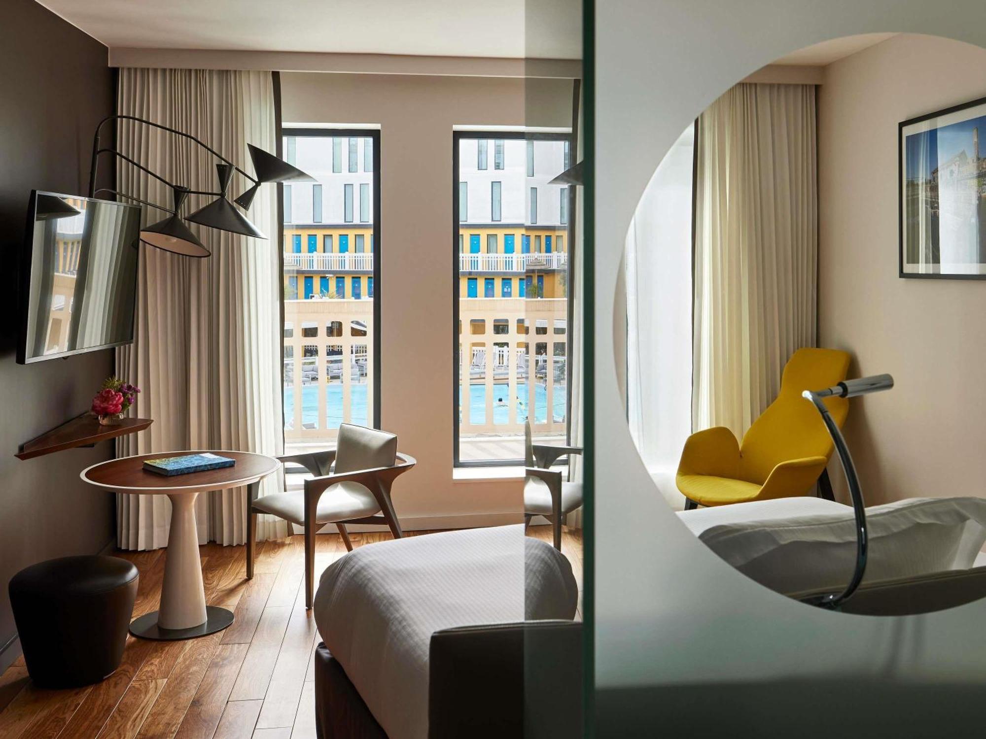 Habitación Doble Deluxe con cama grande y vistas a la piscina