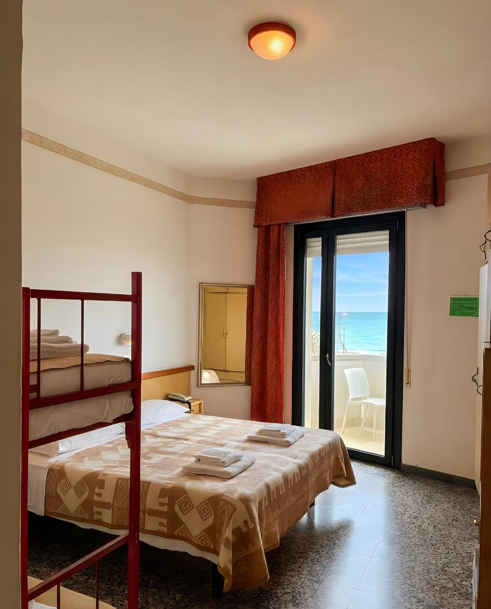 Camera Tripla con Vista Mare Frontale