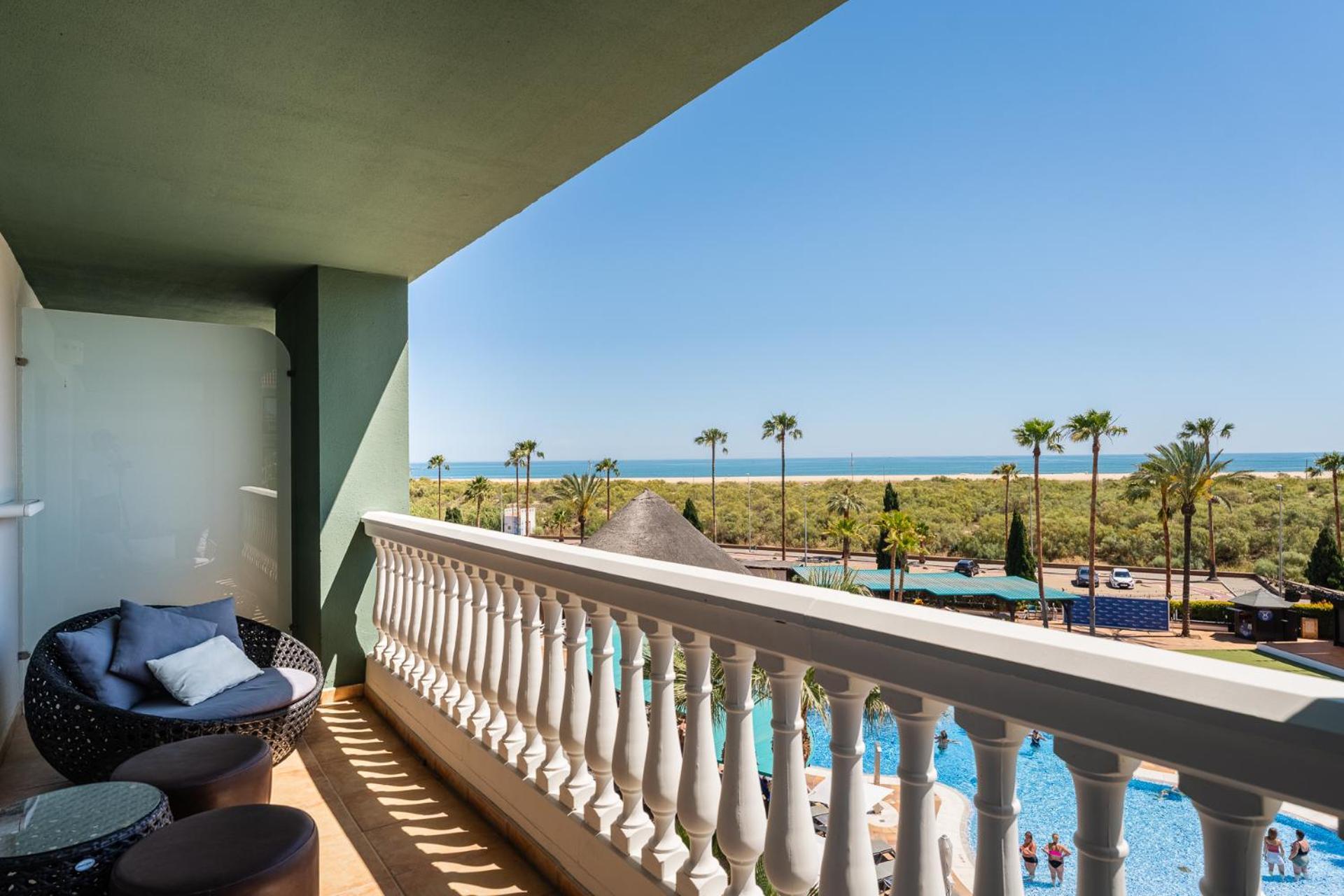 Deluxe One-Bedroom Apartment with Ocean View