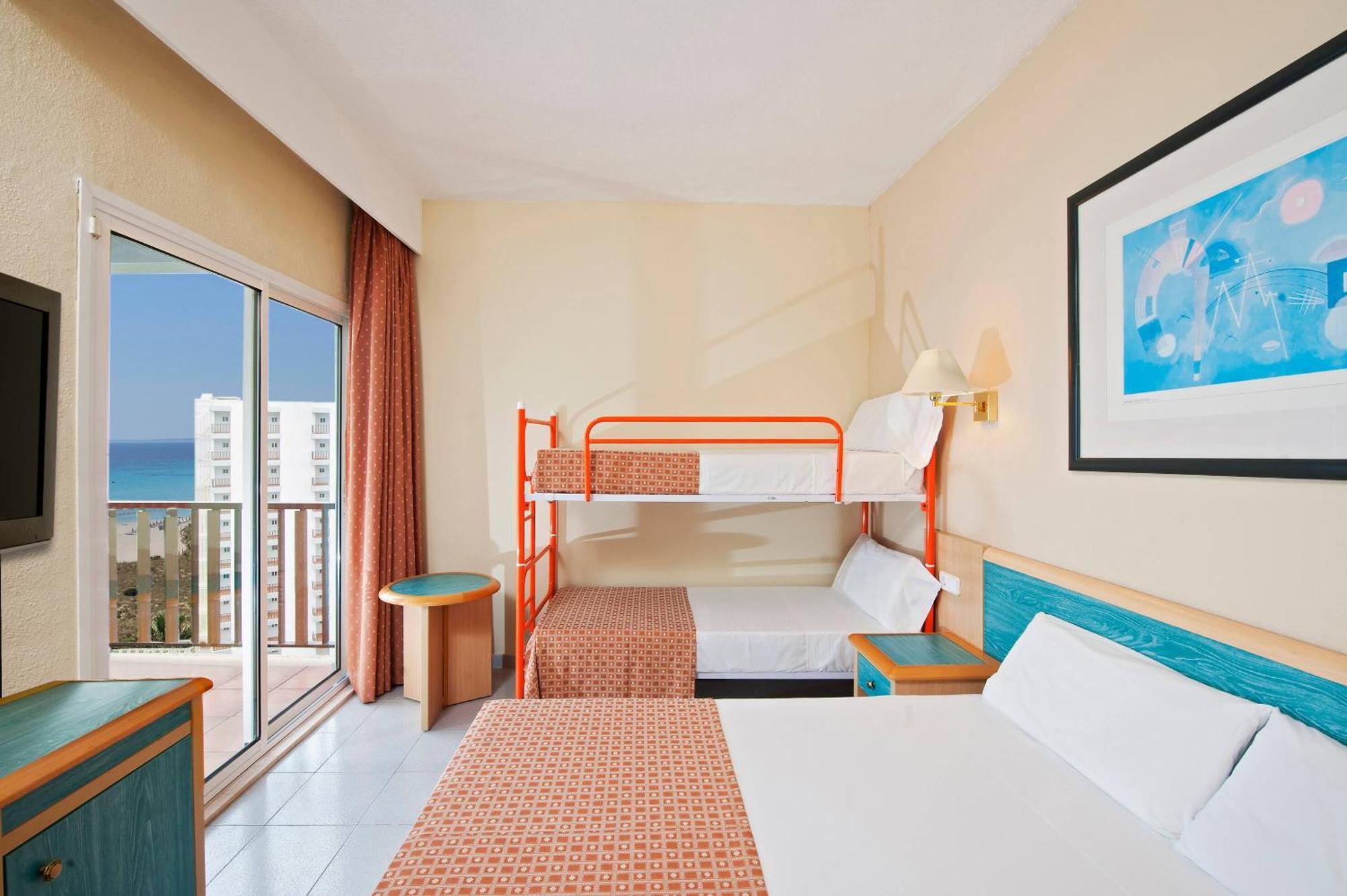 Quarto Duplo Standard com Vista Mar (2 Adultos + 2 Crianças)