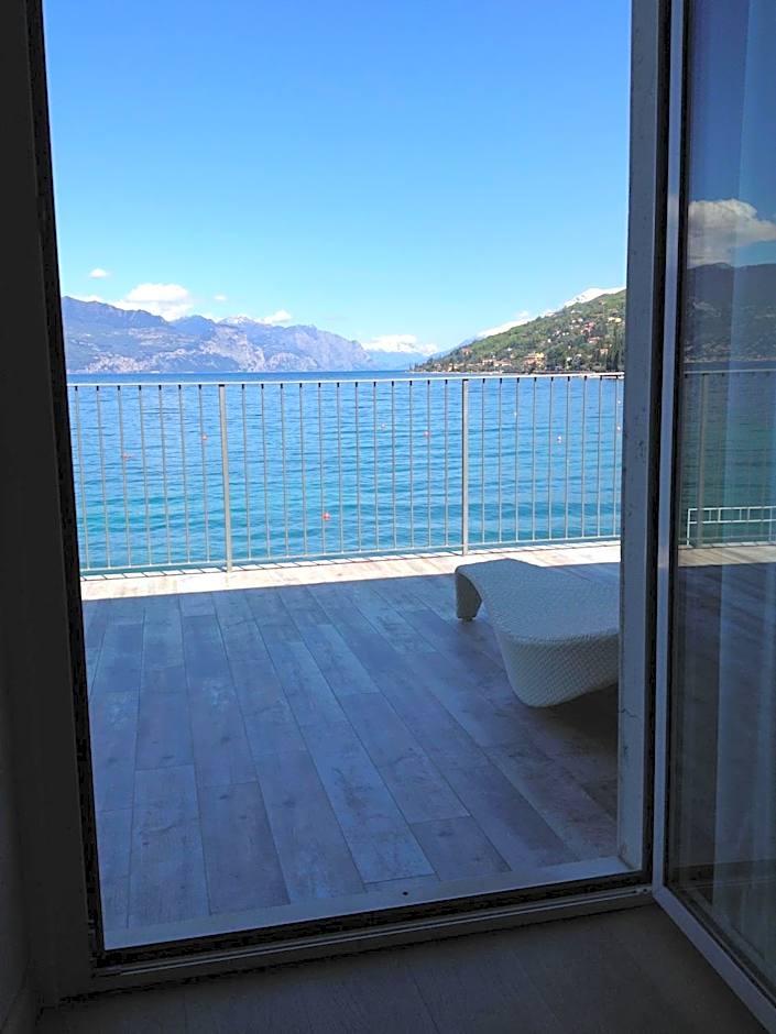 Double or Twin Room Terrace Lake View