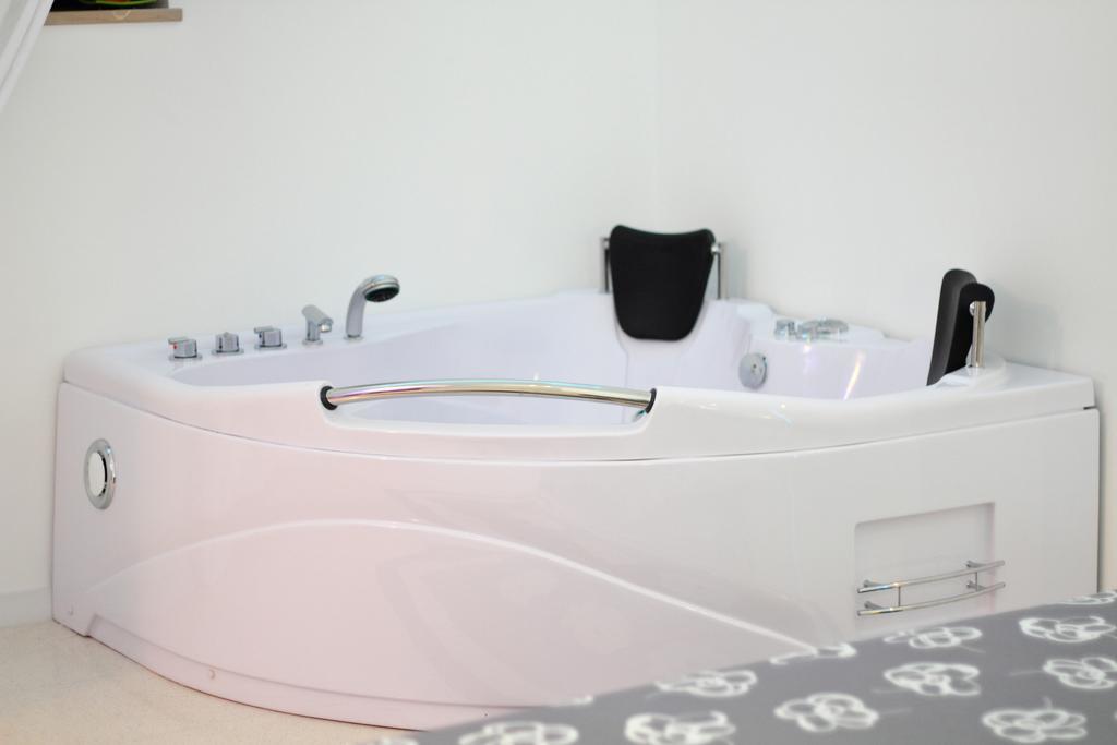 Suite Hot Tub,226254257:JPEG