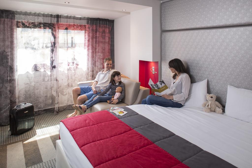 Habitación Doble Superior con sofá cama y cama grande