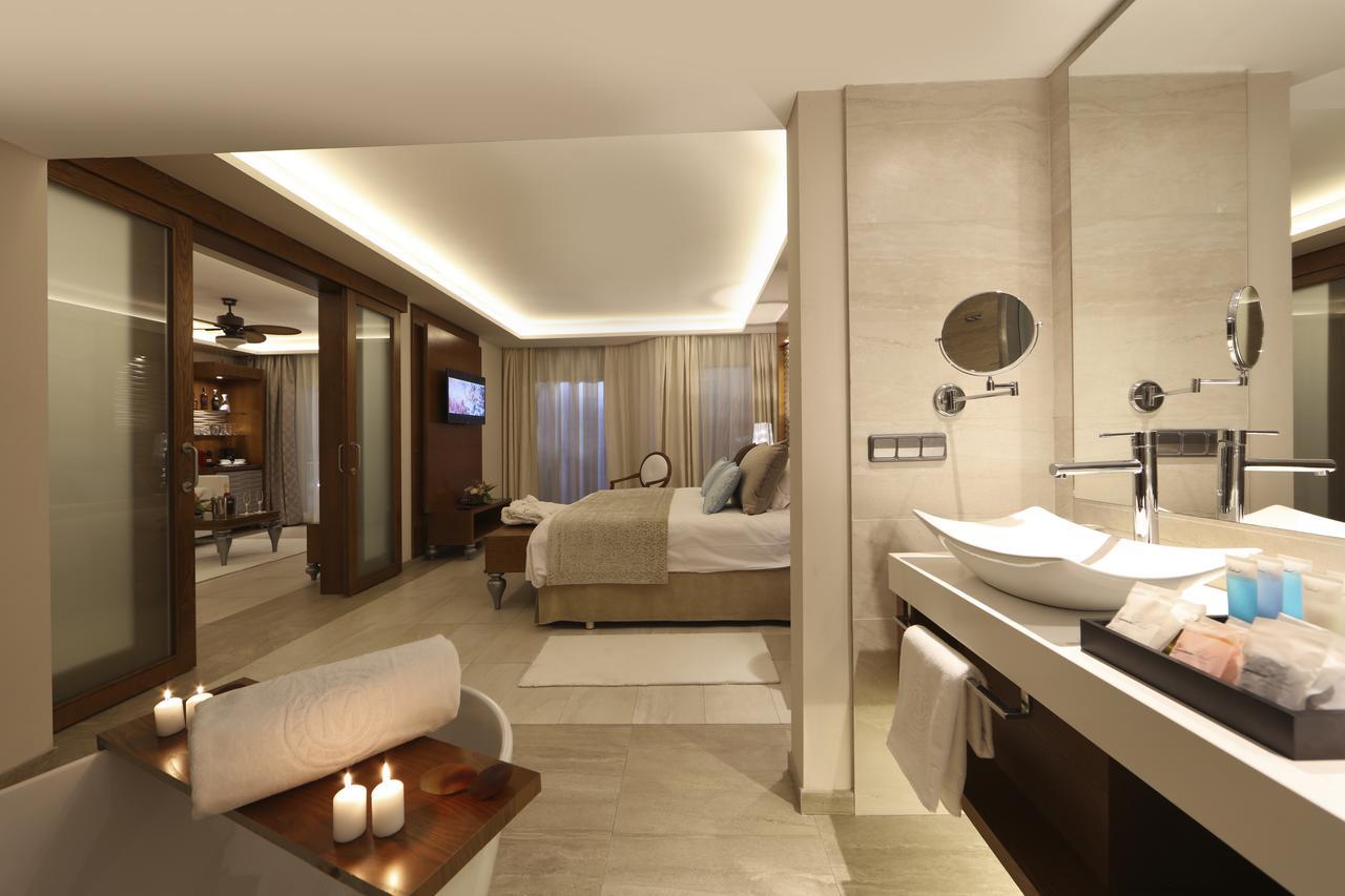 Suite avec Accès Direct à la Piscine et Jacuzzi Extérieur - Wi-Fi Gratuit