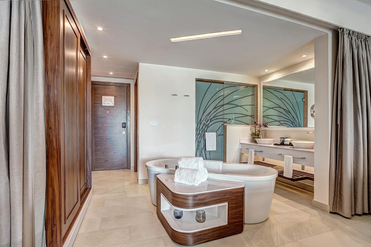 Suíte Júnior Luxo com Acesso Direto à Piscina