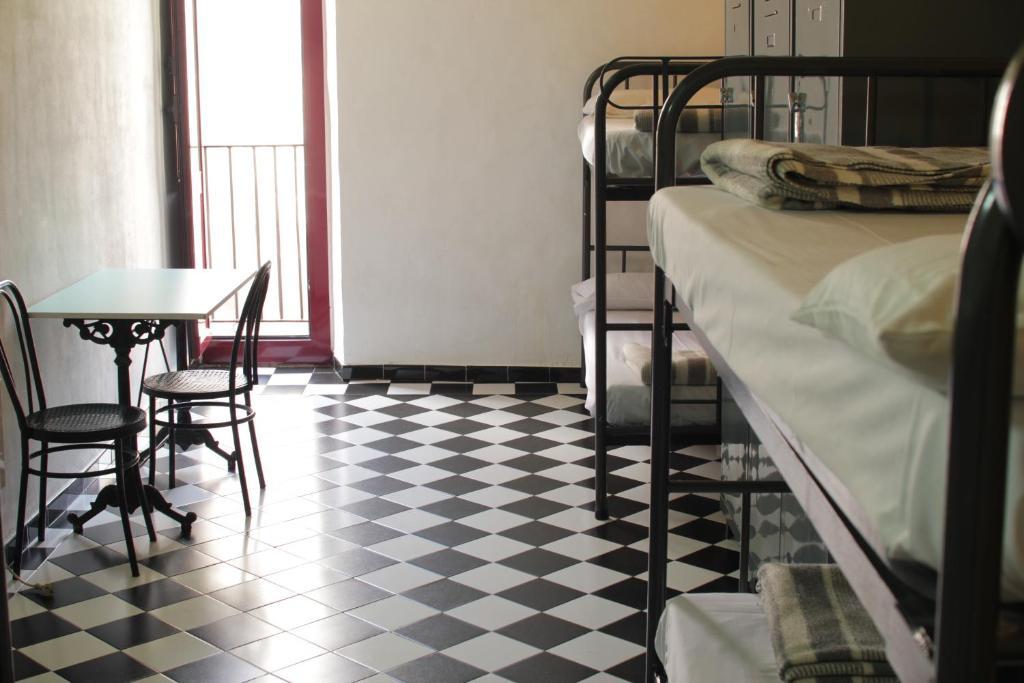 Cama em Dormitório Misto com 6 Camas e Banheiro Compartilhado