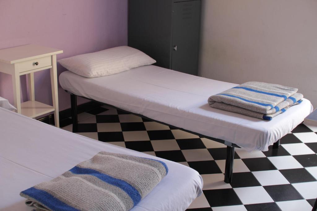 Quarto com 2 Camas de Solteiro e Banheiro Compartilhado