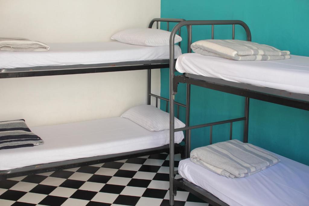 Cama em Dormitório com 4 camas e Banheiro Compartilhado