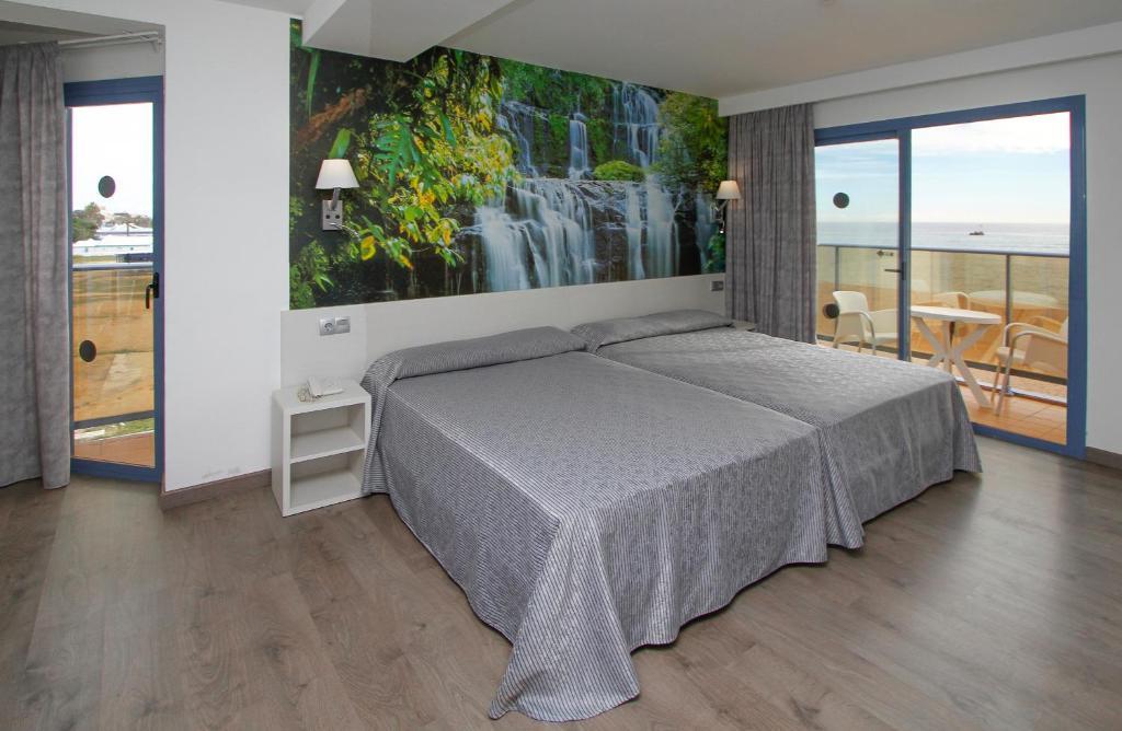 Double or Twin Room with Sea View