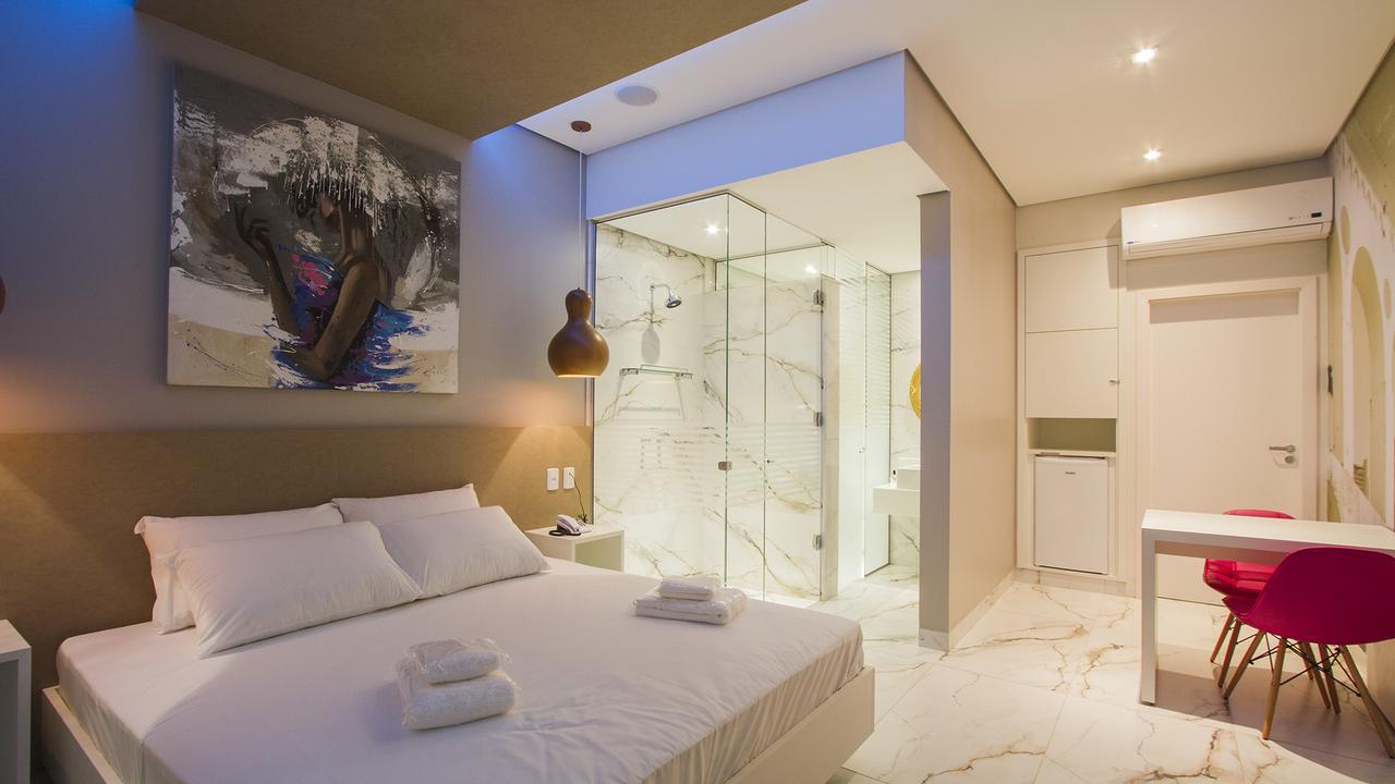 Suíte com Cama King-size e Banheira de Hidromassagem