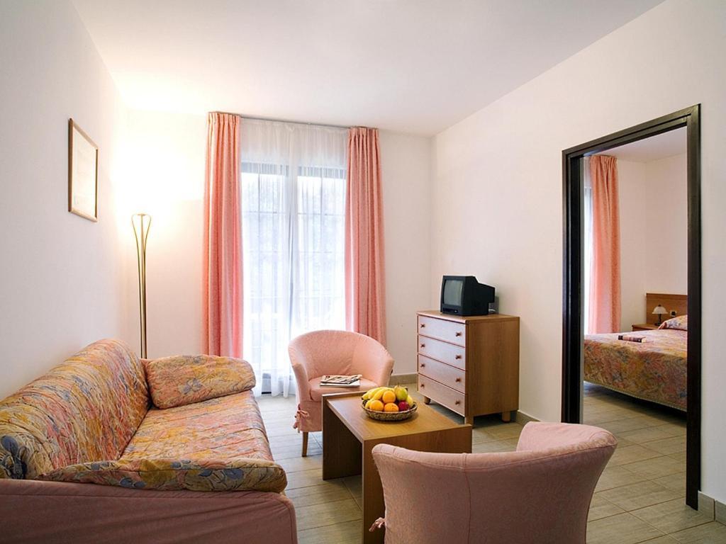 Suite for 2+2 with AC,64690639:JPEG