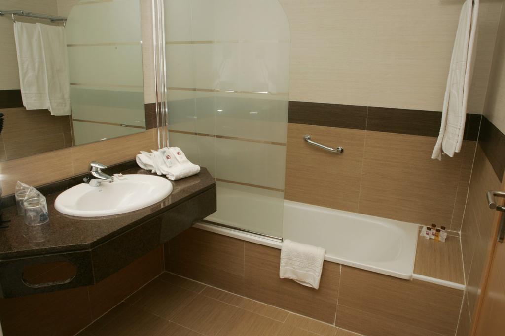 Double or Twin Room,665611728:JPEG
