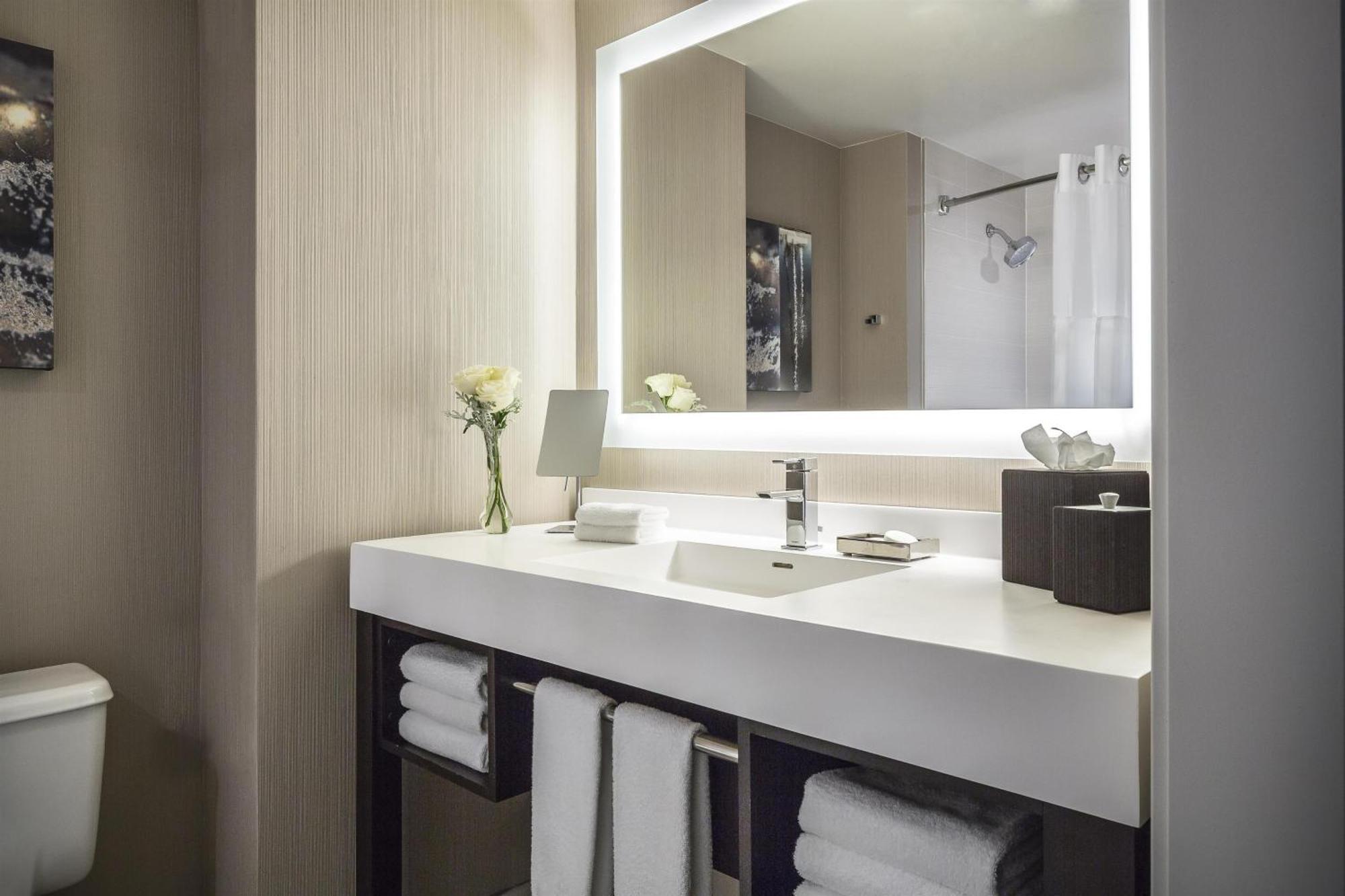 Quarto Duplo com 2 Camas de Casal e Chuveiro - Acessível para Hóspedes com Mobilidade Reduzida